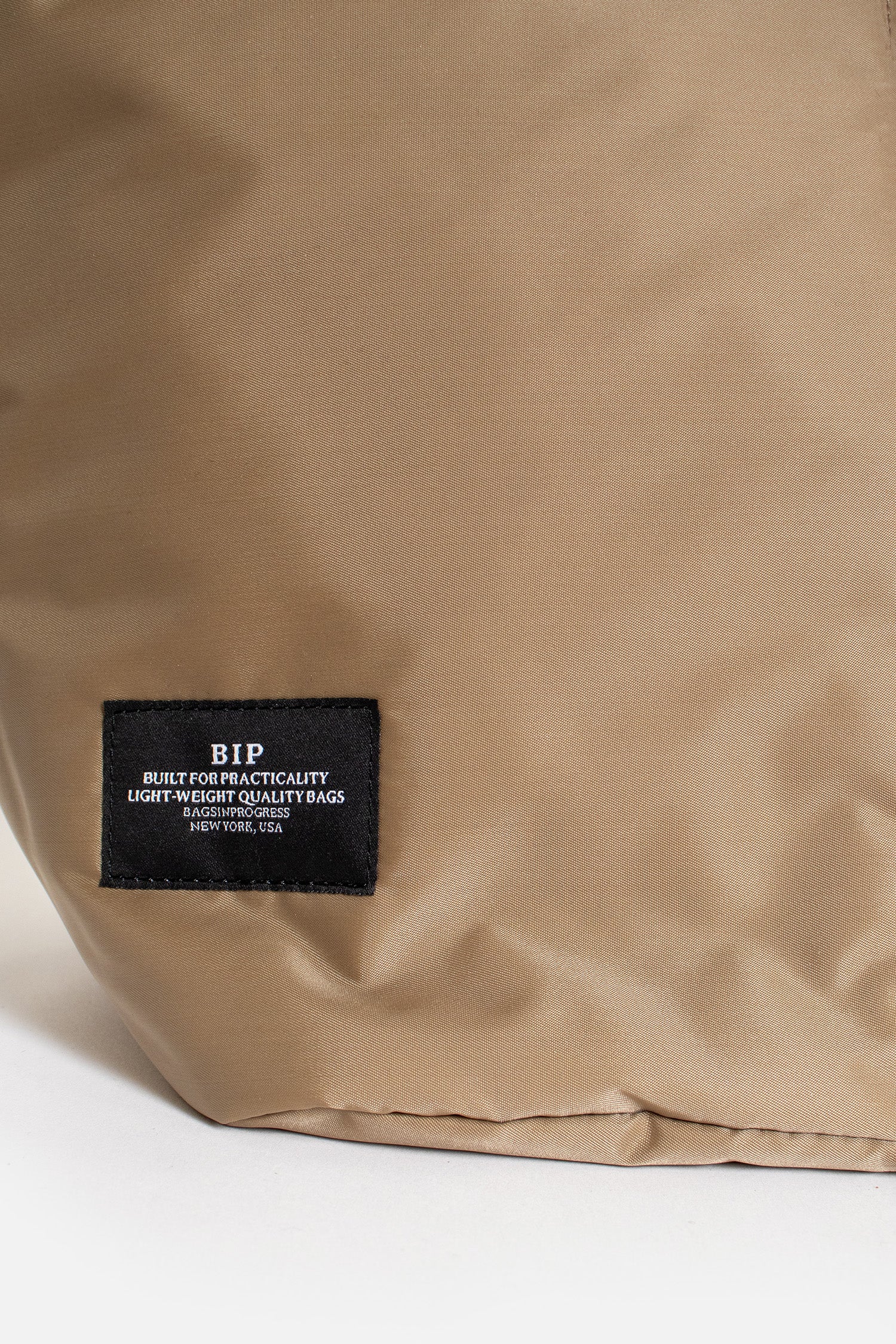 Medium Zipper Duffle Dark Beige Puffer