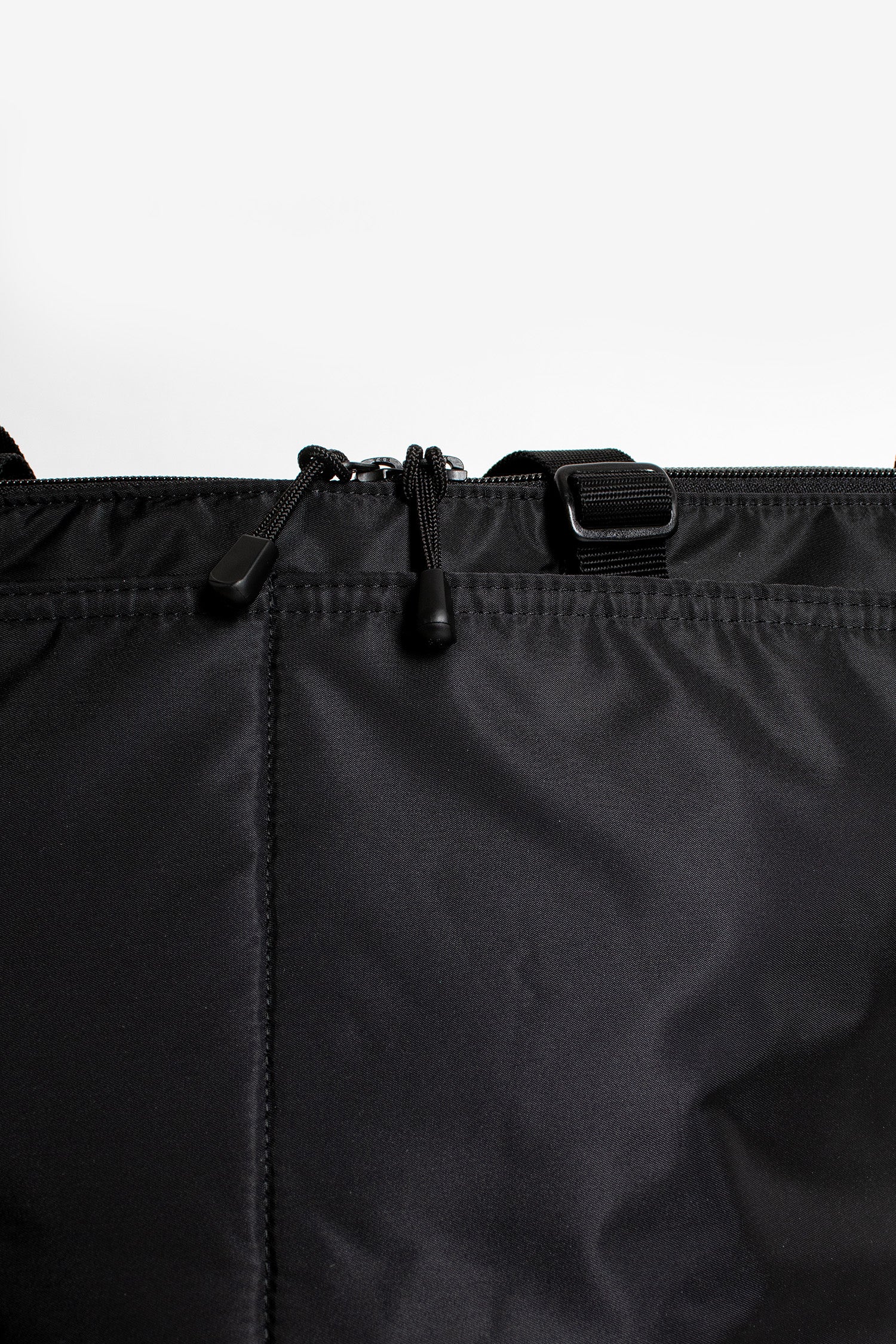 Medium Zipper Duffle Black Puffer