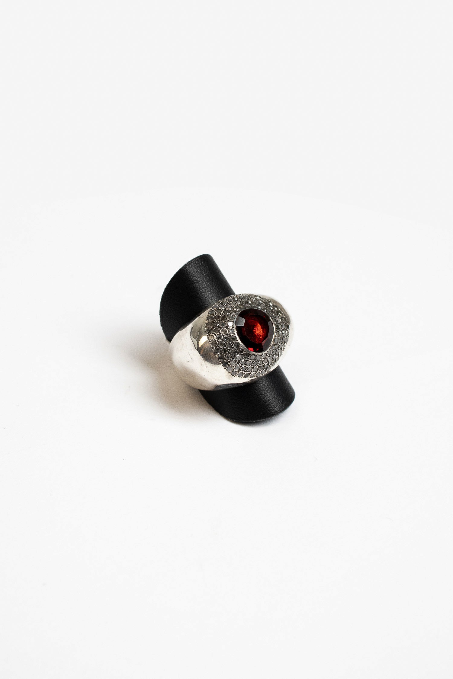 Loumia Ring Icy Grey Diamond/Garnet