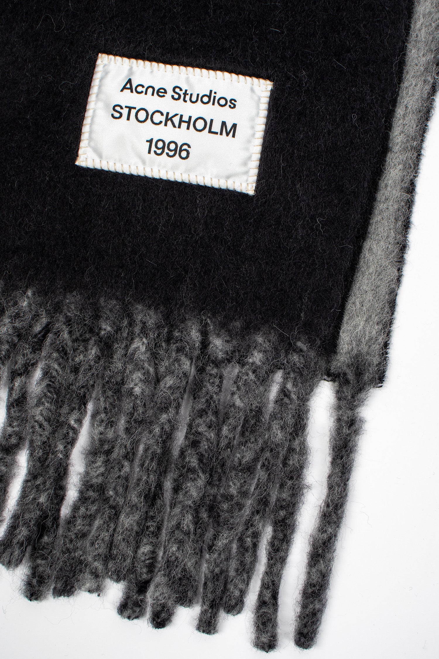 Fringed Logo Label Scarf Black/Grey