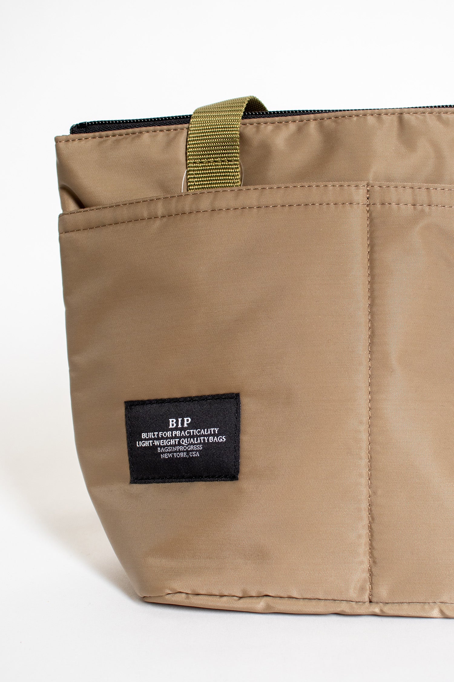 Small Zipper Duffle Dark Beige Puffer